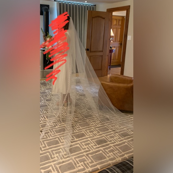 Long cathedral bridal wedding veil with embroidery and pearl details - Picture 2 of 5